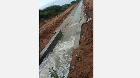 அரைகுறையாய்க் கட்டிய கால்வாயில் அரித்துக் கொண்டு ஓடிய தண்ணீர்: கொந்தளிப்பில் பெரியாறு கால்வாய் விவசாயிகள்