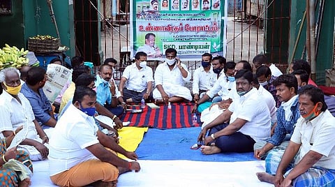 காந்தி மார்க்கெட் பிரதான நுழைவு வாயில் முன் போராட்டத்தில் ஈடுபட்ட வியாபாரிகள். | படம்: ஜி.ஞானவேல்முருகன்.