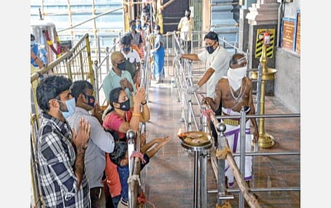 சென்னை வடபழனி முருகன் கோயில் நேற்று திறக்கப்பட்ட நிலையில் சமூக இடைவெளியுடன் தரிசனம் செய்ய காத்திருந்த பக்தர்கள். படங்கள்: பு.க.பிரவீன்