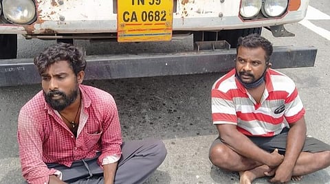 கஞ்சா கடத்தியதாக கைது செய்யப்பட்ட லாரி ஓட்டுநர் மற்றும் அவரது உதவியாளர்.