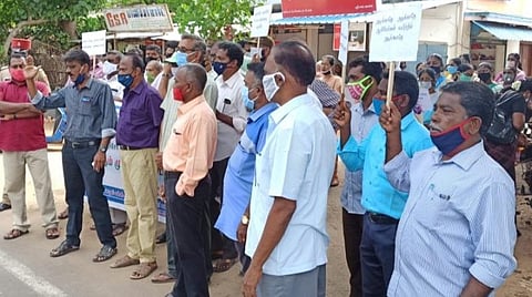 காரைக்கால் முதன்மைக் கல்வி அலுவலர் அலுவலகம் முன்பு போரட்டத்தில் ஈடுபட்ட அரசு உதவி பெறும் பள்ளிகளின் ஆசிரியர்கள், ஊழியர்கள்.