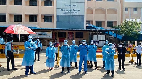 கருப்புப் பட்டை அணிந்து எதிர்ப்பைப் பதிவு செய்த ஜிப்மர் மருத்துவர்கள்.