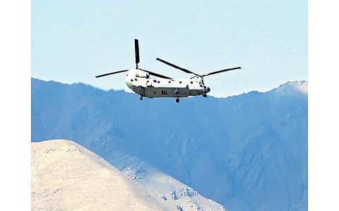 இந்தியா, சீனா இடையே போர் பதற்றம் ஏற்பட்டுள்ளதால் எல்லையில் கண்காணிப்பு தீவிரப்படுத்தப்பட்டுள்ளது. லடாக்கின் லே பகுதியில் நேற்று ரோந்துப் பணியில் ஈடுபட்ட சினூக் ரக ஹெலிகாப்டர். படம்: பிடிஐ