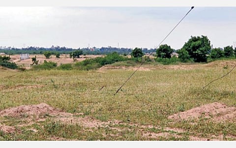 தடுப்பணை அமைப்பதற்காக பூஜை போடப்பட்ட உள்ளாவூர் பகுதி.