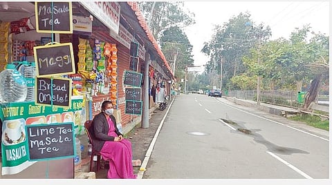 கொடைக்கானலில் கடைகள் திறக்கப்பட்டிருந்தும் ஆட்கள் நடமாட்டம் இன்றி வெறிச்சோடிக் காணப்பட்ட ஏரிச்சாலை.