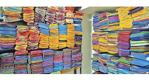 கரோனாவால் சந்தைப்படுத்த முடியாமல் பரிதவிப்பு: சக்கம்பட்டி சேலைகள் தேக்கம்