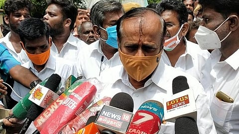 பட விளக்கம்: கொலை செய்யப்பட்ட அருண் பிரகாஷ் குடும்பத்திற்கு ஆறுதல் கூறிய ஹெச்.ராஜா