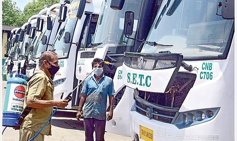 தமிழகத்தில் நாளை இரவு முதல் வெளிமாவட்டங்களுக்கு விரைவு பேருந்துகள் இயக்கப்படும் என்று அரசு அறிவித்துள்ளது. இதைத் தொடர்ந்து சென்னை பல்லவன் இல்ல பணிமனையில் விரைவு பேருந்துகளுக்கு கிருமிநாசினி தெளிக்கும் பணியில் ஈடுபட்டுள்ள ஊழியர்.