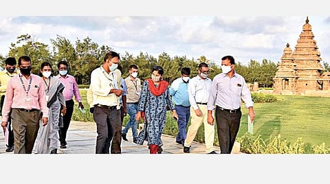 மாமல்லபுரத்தில் கடற்கரை கோயிலை பார்வையிட்டு ஆய்வு செய்த தொல்லியல் துறை தலைவர் வித்யா வைத்தியநாதனிடம் பராமரிப்பு பணிகள் குறித்து தொல்லியல் துறை அதிகாரிகள் விளக்கினர்.