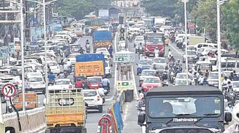 கோவையில் வாகனப் போக்குவரத்து அதிகரிப்பால் கனரக சரக்கு வாகனங்கள் நுழைய மீண்டும் கட்டுப்பாடு