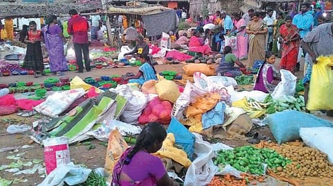 உடுமலை வாரச் சந்தையில் திறந்தவெளியில், சுகாதாரமற்ற முறையில் விற்கப்படும் காய்கறிகள்.