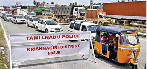 ஓசூர் அருகே ஜூஜூவாடி சோதனைச்சாவடியில் இ-பாஸ் சரிபார்ப்புக்காக நீண்ட வரிசையில் காத்திருந்த வாகனங்கள்.