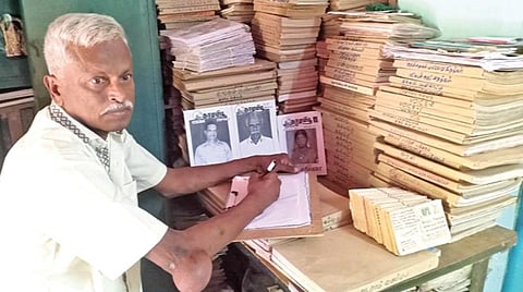 விஜயபுரத்தில் தனது வீட்டில் கையெழுத்து இதழை தயாரிக்கும் பணியில் ஈடுபட்டுள்ள எம்.எஸ்.கோவிந்தராஜ்.