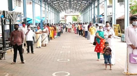 காரைக்கால் மாவட்டம் திருநள்ளாறு தர்பாரண்யேஸ்வரர் கோயிலில் நீண்ட வரிசையில் காத்திருந்த பக்தர்கள்.