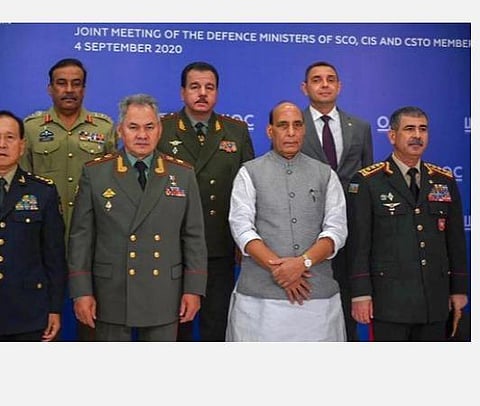 எல்லையில் படைகளைக் குவிப்பதும், அத்துமீறுவதும் சீனாதான்: சீன பாதுகாப்பு அமைச்சரிடம் ராஜ்நாத் சிங் திட்டவட்டம்