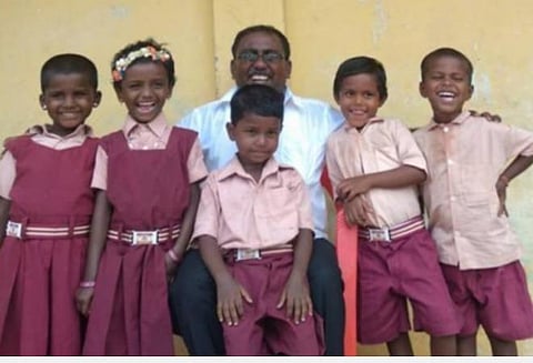 தன் மாணவர்களுடன் ஆசிரியர் கிறிஸ்து ஞான வள்ளுவன்.