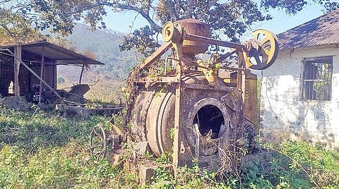 பெரியாறு அணை கட்ட பயன்படுத்தப்பட்ட இயந்திரங்கள் புதரில் பராமரிப்பின்றி கிடக்கின்றன.