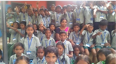 மாணவர்களுடன் ஆசிரியர் மார்க்ரெட்.