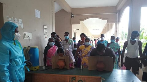 சித்த மருத்துவ சிகிச்சை பிரிவில் ஆவி பிடித்தல் முறையில் அளிக்கப்படும் சிகிச்சை.