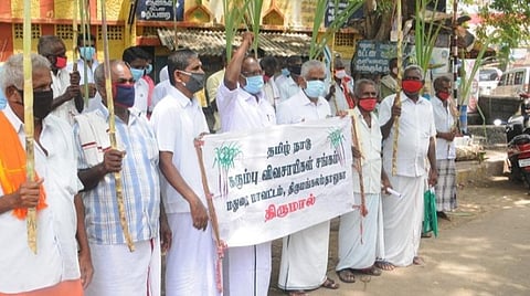 மதுரை மாவட்ட ஆட்சியர் அலுவலகம் முன்பு தமிழ்நாடு கரும்பு விவசாயிகள் சங்கம் சார்பில் ஆர்ப்பாட்டம் நடைபெற்றது. | படம்: எஸ்.கிருஷ்ணமூர்த்தி.