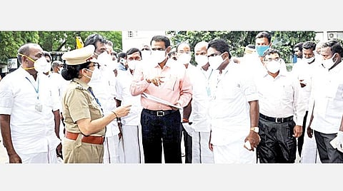 காஞ்சிபுரத்துக்கு வரும் 11-ம் தேதி முதல்வர் வருவதையொட்டி நடைபெறும் ஏற்பாடுகளை ஆய்வு செய்கிறார் ஊரக தொழில் துறை அமைச்சர் பெஞ்சமின். உடன் மாவட்ட ஆட்சியர் பொன்னையா, மாவட்ட காவல் கண்காணிப்பாளர் சண்முகப் பிரியா.