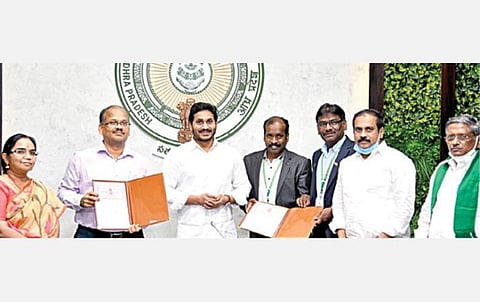 ஆந்திர மாநில முதல்வர் ஜெகன்மோகன் ரெட்டி தலைமையில் நேற்று முன்தினம் புரிந்துணர்வு ஒப்பந்தம் செய்துகொண்ட திருச்சி தேசிய வாழை ஆராய்ச்சி மைய விஞ்ஞானிகள் மற்றும் ஆந்திர அரசின் வேளாண்மைத் துறை அதிகாரிகள்.