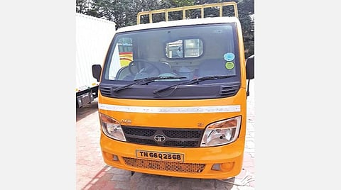 வாகனத்தின் முகப்பில் 'சில்வர்' நிறத்தில் ஒட்டப்பட்டுள்ள ஒளி பிரதிபலிப்பான் ஸ்டிக்கர்