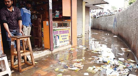 சத்திரம் பேருந்து நிலையம் அருகேயுள்ள தனியார் வணிக வளாகத்தின் அடித்தளத்தில் இருந்த செல்போன் உதிரிபாக விற்பனை கடைகளில் தேங்கியுள்ள மழைநீர் | படங்கள்: ஜி.ஞானவேல்முருகன்