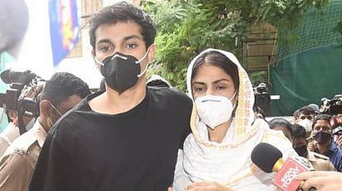 ஒரு நடுத்தரக் குடும்பத்தை நீங்கள் அழித்துவிட்டீர்கள்: ரியாவின் தந்தை காட்டம்