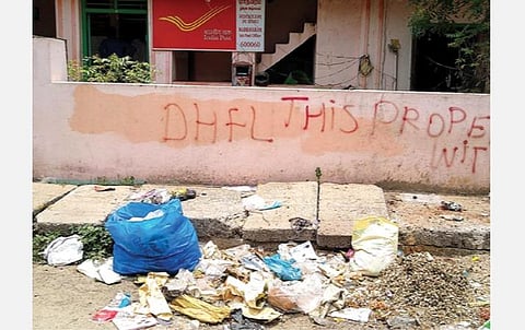 மாதவரம் அஞ்சலகம் முன்பு அகற்றப்படாமல் கிடக்கும் குப்பை.படம்: ச.கார்த்திகேயன்