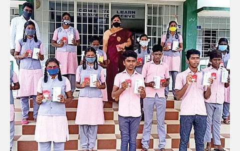 ஆன்லைன் மூலம் கல்வி கற்க வசதியாக 10-ம் வகுப்பு மாணவர்கள் 16 பேருக்கு ஸ்மார்ட் போன்: சொந்தப் பணத்தில் வாங்கித் தந்த ஆசிரியை