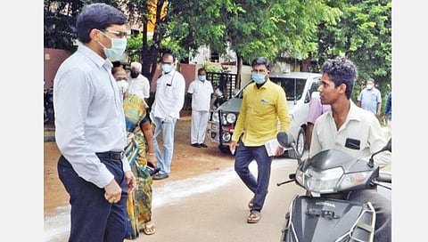 தஞ்சாவூர் அருளானந்த நகர் பகுதியில் நேற்று முகக் கவசம் அணியாமல் இரு சக்கர வாகனத்தில் வந்த இளைஞரை தடுத்து நிறுத்தி, அறிவுரை கூறுகிறார் ஆட்சியர் ம.கோவிந்தராவ். 