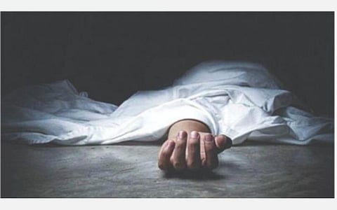 இறந்தவர்களின் இறுதிச் சடங்குக்கு தேவையான பொருட்களை இலவசமாக வழங்கும் இளைஞர்: வெளிநாட்டிலிருந்தவாறு நண்பர்கள் உதவியுடன் சேவை