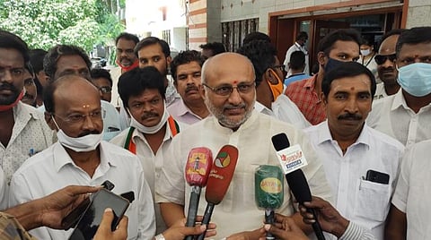 வேலூர் மாவட்ட ஆட்சியர் அலுவலகத்தில் செய்தியாளர்களிடம் பேசிய சி.பி.ராதாகிருஷ்ணன்.