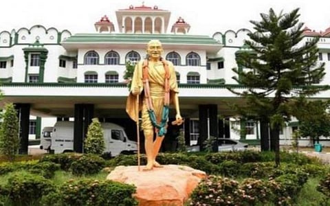 நீட் முறைகேடு மாணவர்களின் மாற்றுச் சான்றிதழ்களை வழங்க உயர் நீதிமன்ற மதுரைக் கிளை மறுப்பு: 10, 12-ம் வகுப்பு மதிப்பெண் சான்றிதழ்களை மட்டும் வழங்க உத்தரவு