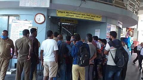 ஓசூர் பேருந்து நிலையத்தில் சேலம் வழித்தடத்தில் பேருந்துகளை இயக்க கோரி நேரங்காப்பாளரை முற்றுகையிட்ட பயணிகள் | படங்கள் - ஜோதி ரவிசுகுமார்.