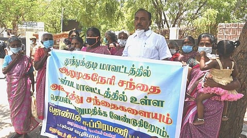 மீண்டும் மக்கள் குறைதீர் நாள் கூட்டத்தை நடத்தக் கோரி மனு அளிக்க வந்த பெண்கள். படம்: என்.ராஜேஷ்