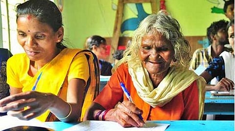 கேரளாவின் வயநாட்டில் ஒரு மூதாட்டி கல்வி கற்கும் காட்சி : படம் கோப்புப்படம்