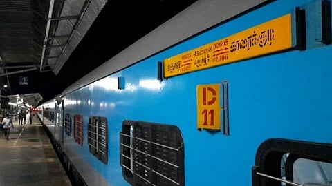 காரைக்குடியில் இருந்து சென்னை புறப்பட்ட பல்லவன் சிறப்பு ரயில்.