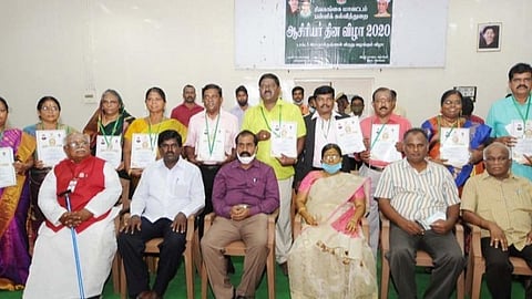 சிவகங்கையில் நடந்த ஆசிரியர் தினவிழாவில் நல்லாசிரியர் விருது பெற்ற ஆசிரியர்களுடன் ஆட்சியர் ஜெ.ஜெயகாந்தன். அருகில் மாவட்டக் கல்வி அலுவலர் லதா, முதன்மைக் கல்வி அலுவலர் பாலுமுத்து.