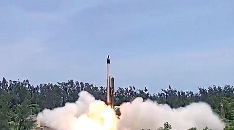 ஒடிசா மாநிலத்தின் டாக்டர் அப்துல் கலாம் ஏவுதளத்தில் இருந்து, ஹைபர்சோனிக் தொழில்நுட்ப வாகன சோதனை நேற்று காலை வெற்றிகரமாக நடத்தப்பட்டது. இந்த வாகனம் ஒலியை விட 6 மடங்கு வேகமாக செல்லும் திறன் படைத்தது. படம்: பிடிஐ