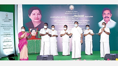 திருவள்ளூர் மாவட்ட ஆட்சியர் அலுவலகத்தில் நடைபெற்ற நிகழ்ச்சியில் ரூ.7.24 கோடி மதிப்பிலான முடிவடைந்த 21 திட்டப் பணிகளை முதல்வர் பழனிசாமி திறந்துவைத்தார். மேலும் ரூ.14.94 கோடி மதிப்பிலான 12 புதிய திட்டப் பணிகளுக்கு அடிக்கல் நாட்டினார். உடன் ஊரக தொழில் துறை அமைச்சர் பா.பெஞ்சமின், தமிழ் ஆட்சிமொழி மற்றும் தொல்லியல் துறை அமைச்சர் க.பாண்டியராஜன், ஆட்சியர் மகேஸ்வரி, எம்எல்ஏக்கள் பலராமன், நரசிம்மன், விஜயகுமார், அலெக்சாண்டர் உள்ளிட்டோர்.