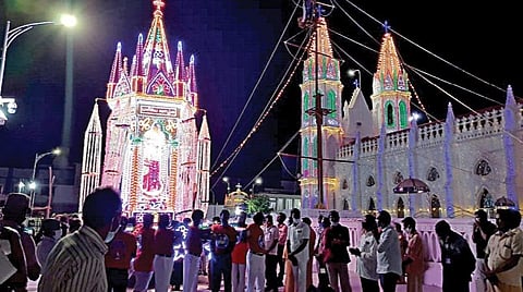 பக்தர்களின் பங்கேற்பு இல்லாமல் வேளாங்கண்ணியில் பெரிய தேர் பவனி