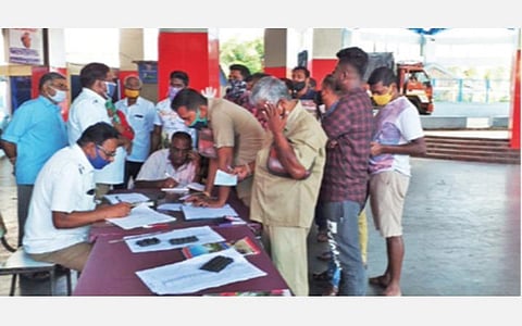 ஓசூர் பேருந்து நிலையத்தில் சேலம் வழித்தடத்தில் பேருந்துகள் இயக்கக்கோரி நேரம் காப்பாளரை முற்றுகையிட்ட பயணிகள். படம்: ஜோதி ரவிசுகுமார்.