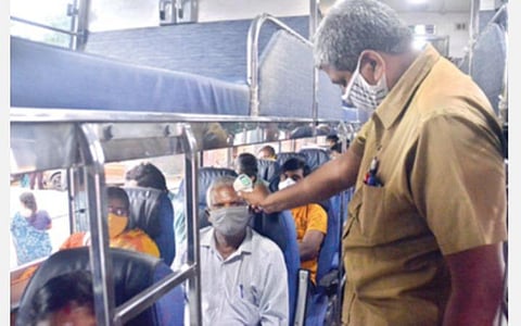 திருநெல்வேலியில் இருந்து சென்னைக்கு நேற்று மாலை இயக்கப்பட்ட அரசு விரைவு பேருந்தில் பயணிகளின் உடல் வெப்பநிலையை பரிசோதித்த பேருந்து ஊழியர். படங்கள்: த.அசோக் குமார் , மு.லெட்சுமி அருண்