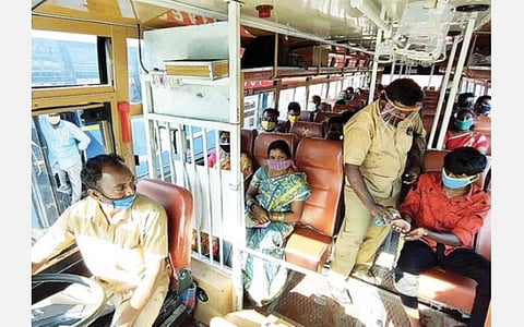 வேலூர் புதிய பேருந்து நிலையத்தில் இருந்து நேற்று முதல் சென்னை, காஞ்சிபுரம் உள்ளிட்ட பிற மாவட்டங்களுக்கு அரசுப் பேருந்துகள் இயக்கப்பட்டன. கரோனா தொற்று பரவல் தடுப்பு முன்னெச்சரிக்கை நடவடிக்கையாக பயணிகளுக்கு சானிடைசர் வழங்கிய நடத்துநர். படங்கள்: வி.எம்.மணிநாதன்.