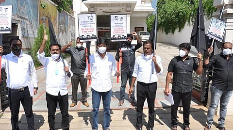 ஆர்ப்பாட்டத்தில் உதயநிதி ஸ்டாலின் உள்ளிட்டோர்.படம்: எல்.சீனிவாசன்