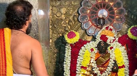 அம்மையாருக்கு மகா தீபாராதனைக் காட்டப்படுகிறது