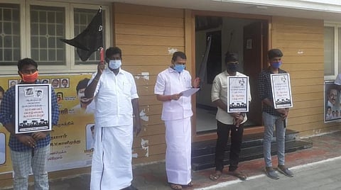 செந்தில்பாலாஜி, மத்திய நகர பொறுப்பாளர் எஸ்.பி.கனகராஜ், நீட் தேர்வுக்குத் தயாராகி வரும் மாணவர்கள்.