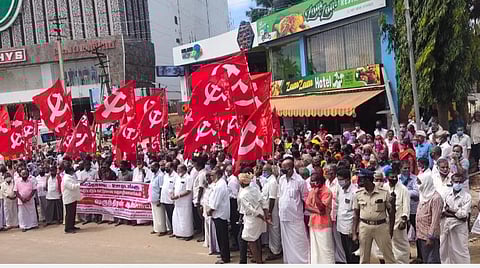 10 ஆண்டு பணப்பலன்களை வழங்கக்கோரி நாகர்கோவில் ஆட்சியர் அலுவலகம் முன்பு கட்டுமானத் தொழிலாளர்கள் போராட்டம்